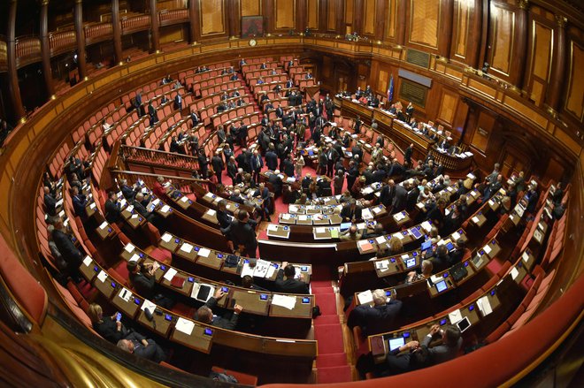 V italijanskem senatu bo po naslednjih volitvah sedelo le še 200 od sedanjih 315 senatorjev. Foto Andreas Solaro/Afp