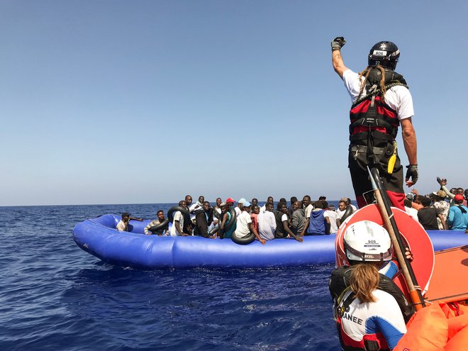 Reševanje migrantov na morju je v zadnjih mesecih potekalo kaotično, saj so bila italijanska pristanišča za ladje človekoljubnih organizacij zaprta. FOTO: Anne Chaon/AFP