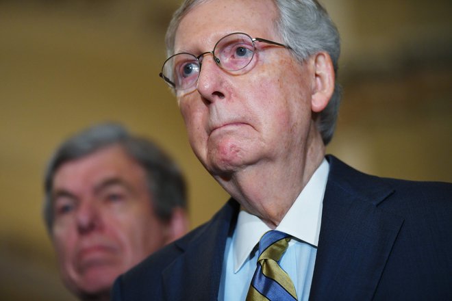 Predsednika opozarja tudi republikanski vodja senatne večine Mitch McConnell. FOTO: Mandel Ngan/Afp