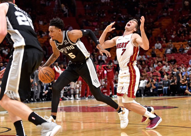 Goran Dragić je vskočil s klopi in v igri prebil 20 minut. FOTO: Steve Mitchell/Reuters