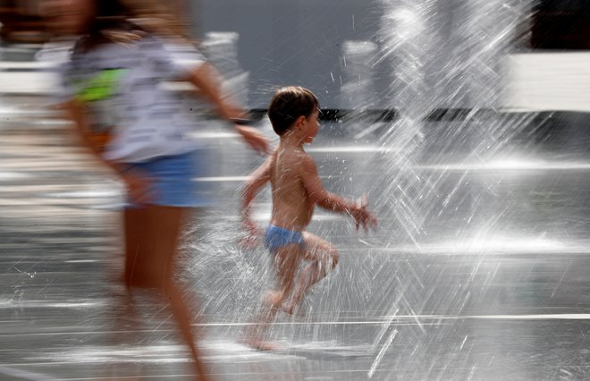 Poletje je bilo vroče tudi v Berlinu. FOTO: Fabrizio Bensch/Reuters