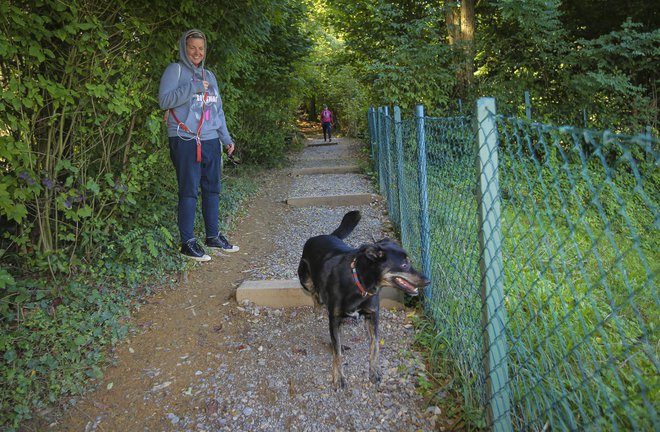 Z naravnimi materiali je utrjena pot na Rožnik. FOTO: Jože Suhadolnik