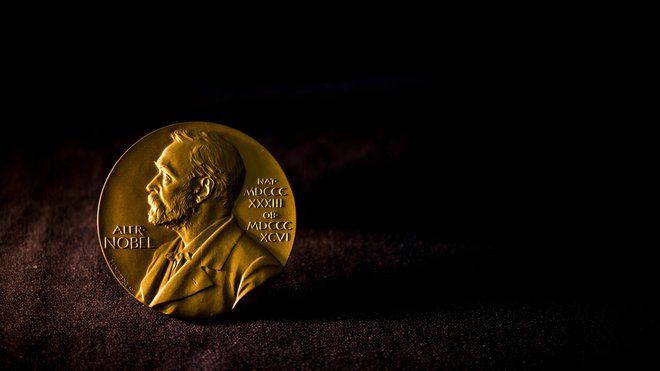 Medalja, ki jo prejme dobitnik Nobelove nagrade. FOTO: Alexander Mahmoud