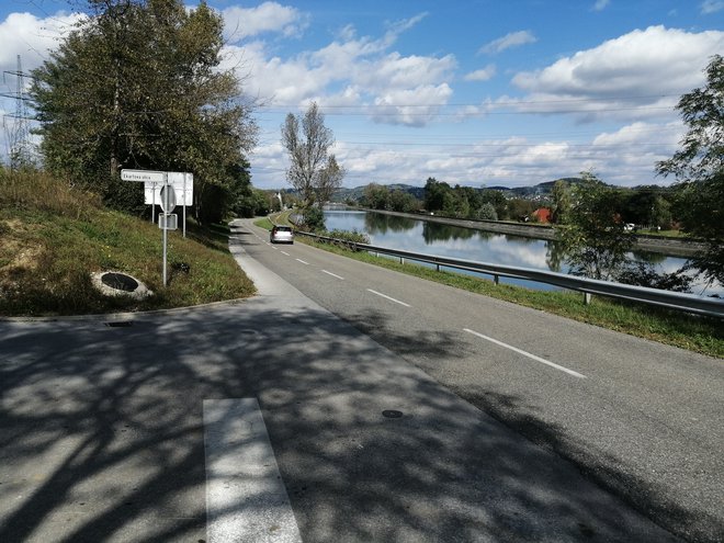 Moški je zaprl pot svoji žrtvi in prisedel v njen avtomobil. FOTO: Aleš Andlovič