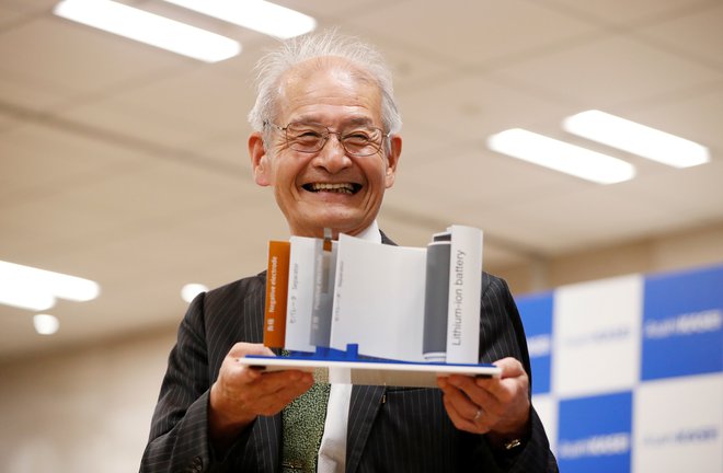 Veseli Akira Jošino z maketo litij-ionske baterije, za katero je prejel Nobelovo nagrado. FOTO: Issei Kato Reuters