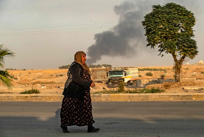 Prvih dan turške ofenzive je Ankara v severovzhodni Siriji praktično uporabila isto vojaško taktiko kot pozimi 2018, ko je z operacijo <em>Oljčna vejica</em> zasedla Afrin. Foto: Delil Souleiman/Afp