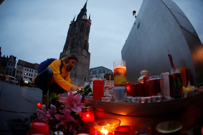 Ljudje so se v Halleju po napadu odzvali s polaganjem sveč in cvetja na osrednji trg. FOTO: Fabrizio Bensch/Reuters