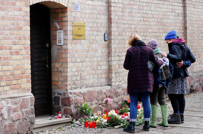 V Nemčiji se nadaljuje preiskava sredinih napadov v mestu Halle, v katerih sta bila ubita dva človeka. FOTO: Reuters