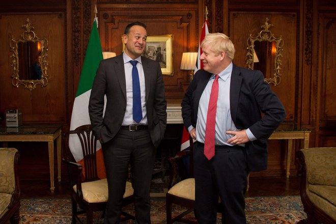 Irski premier Leo Varadkar in britanski kolega Boris Johnson med njunim današnjim srečanjem v Cheshiru na severozahodu Anglije. FOTO: Noel Mullen/Afp