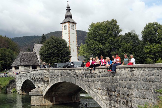 Razpoka je posledica odstopanja kamnitega parapetnega zidu oziroma ograje mostu od betonskega bloka. FOTO: Igor Mali/Slovenske novice