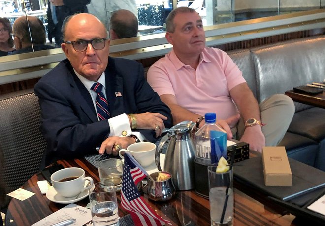 Osebni Trumpov odvetnik Giuliani z Levom Parnasom v Trumpovem washingtonskem hotelu. FOTO: Aram Roston/Reuters