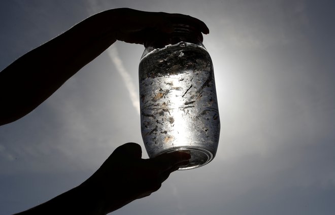 Plastika v vzorcu iz Sredozemskega morja. Foto Eric Gaillard Reuters