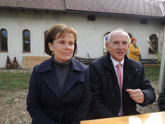 Nova predsednica Zveze Slovencev na Madžarskem Andrea Kovács in župan prekmurske občine Šalovci Iztok Fartek. FOTO: Boris Čibej