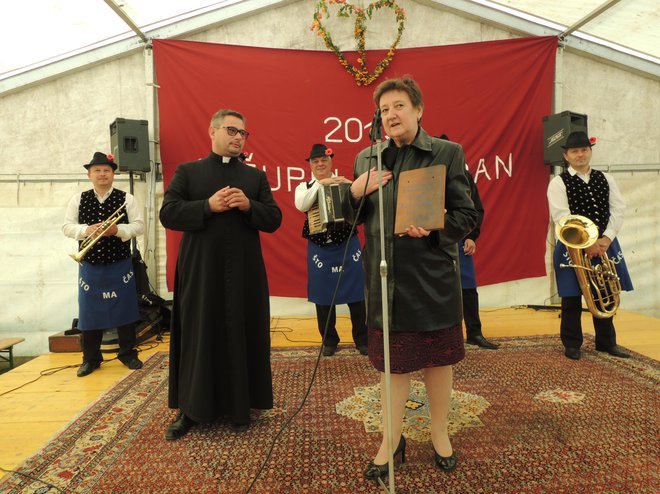 Župnik Dejan Horvat je zastopnico slovenske narodnosti na Madžarskem Eriko Köleš Kiss razglasil za častno faranko vasi Markovci na Goričkem. FOTO: Boris Čibej