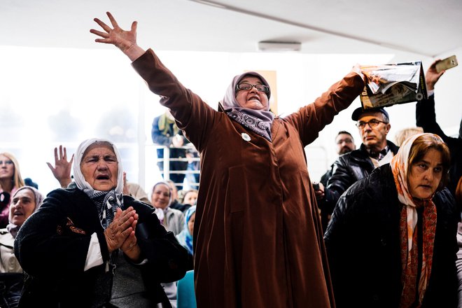 Matere Srebrenice po obsodbi Ratka Mladića, ki ga je haaško sodišče označilo za bosanskega klavca, za najtežje vojne zločine in genocid. FOTO: Dimitar Dilkoff/AFP