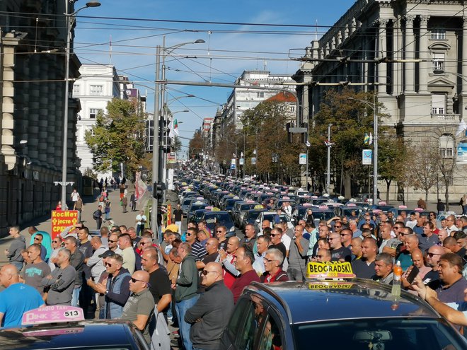 V ponedeljek bodo taksisti zaporo razširili in protest podaljšali za dve uri, kar bo povečalo gnečo na mostovih. FOTO: Milena Zupanič