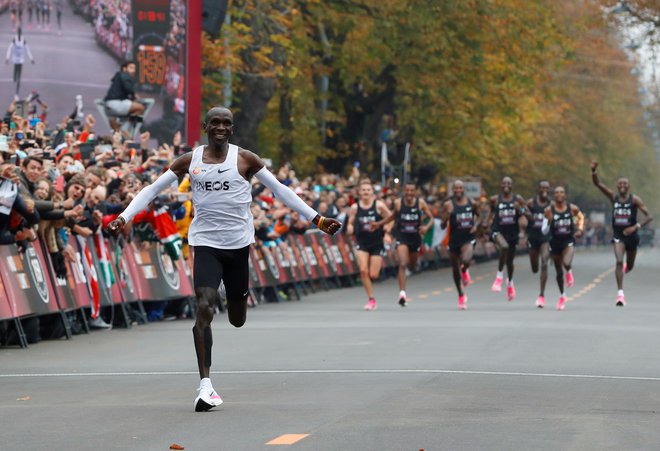 Kenijec je v zadnjem kilometru silovito pospešil in na koncu dosegel rezultat 1;59:40,2. FOTO: Leonhard Foeger/Reuters