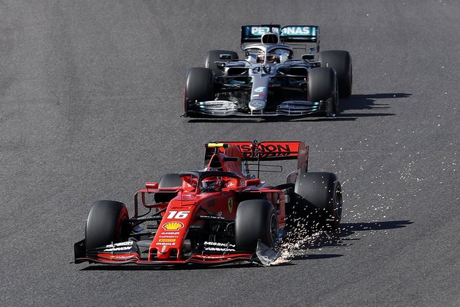 Charles Leclerc in Lewis Hamilton. FOTO: Issei Kato Reuters