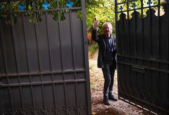 Pisatelja so reporterji ujeli na njegovem domu v predmestju Pariza. Ob novici, da je prejel Nobelovo nagrado, je dejal, da gre za pogumno potezo in da so člani akademije &raquo;dobri ljudje&laquo;. FOTO: Reuters