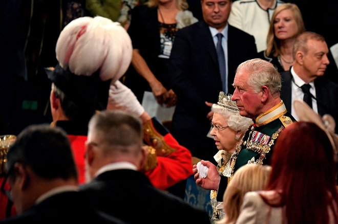 Britanska kraljica Elizabeta II. in njen sin, prestolonaslednik princ Charles, med slovesnostjo v zgornjem domu britanskega parlamenta. Foto Paul Ellis / Afp