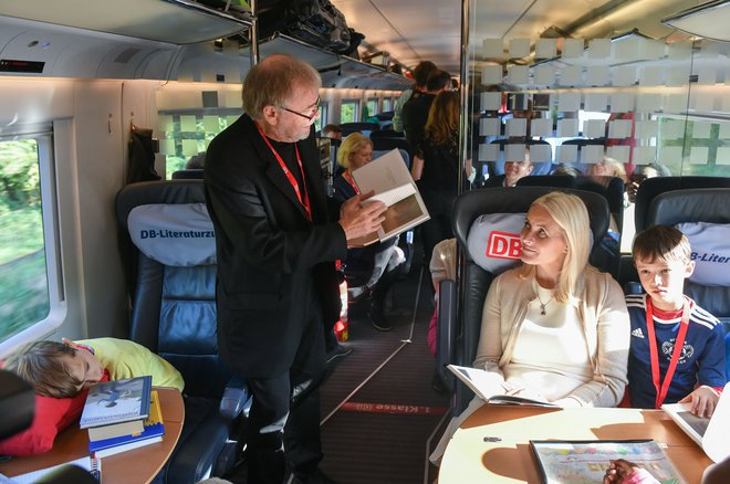 Norveška kronska princesa Mette-Marit s pisateljem Josteinom Gaarderjem, avtorjem globalne uspešnice Zofijin svet, na vlaku literature. Foto AFP