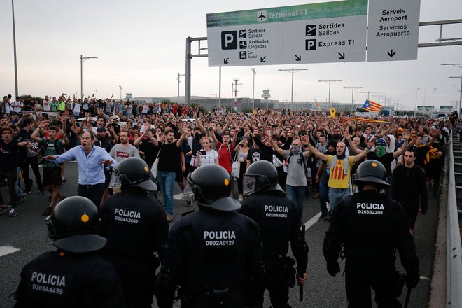 Protestniki so po razglasitvi sodbe madridskega sodišča med drugim zablokirali avtocesto do barcelonskega letališča El Prat. FOTO: Pau Barrena/AFP
