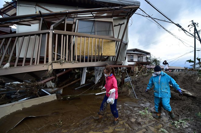 Posledice tajfuna v Naganu. FOTO: Kazuhiro Nogi/AFP