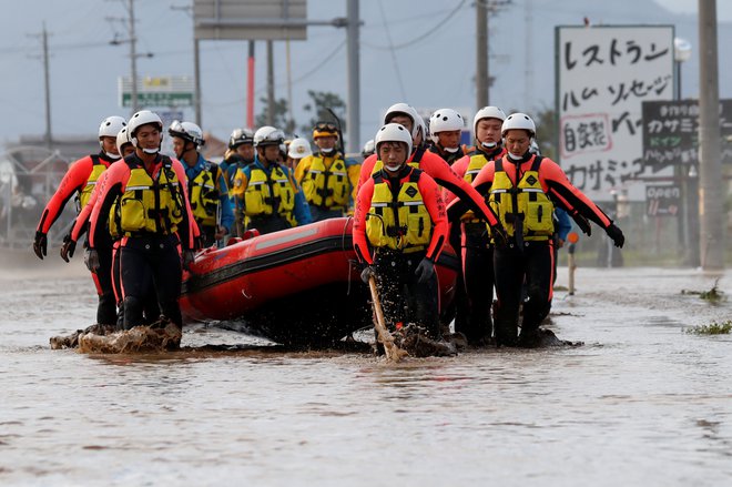 Reševalci na območju, ki ga je poplavila reka Chikuma v prefekturi Nagano. FOTO: Kim Kjung Hun/Reuters