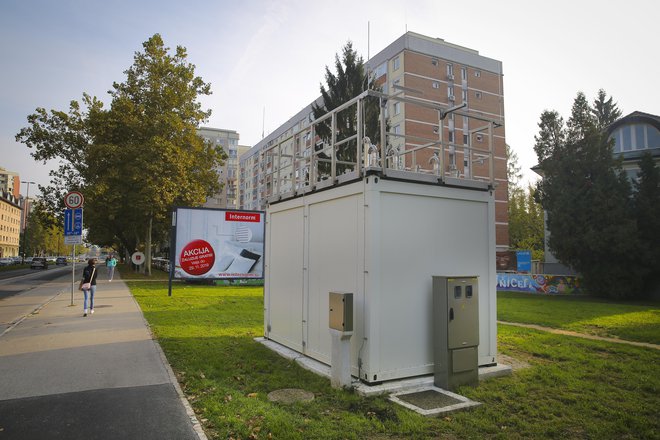 V Šiški bodo merili raven delcev v zraku, ki je povišana tudi zaradi intenzivnega lokalnega cestnega motornega prometa. FOTO: Jože Suhadolnik/Delo