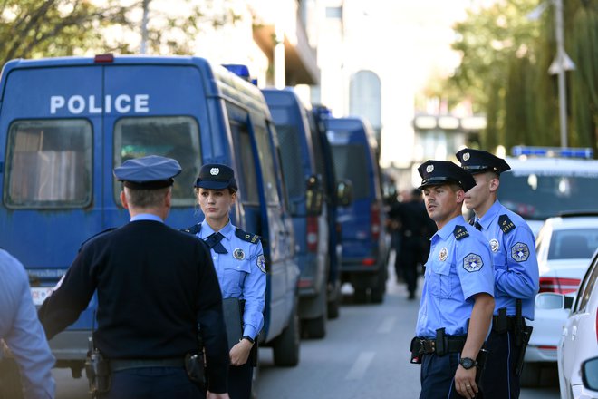 Kosovska policija je zavarovala lokacijo, kjer so uradniki državne volilne komisje po odprtju volilnih skrinjic iz Srbije prijavili zdravstvene težave. FOTO: Armend Nimani/AFP