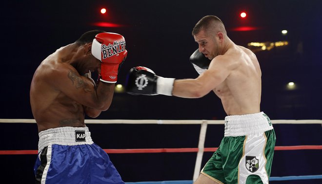 Ljubljančan Andrej Baković (desno) je na nedavnem borilno-rockovskem spektaklu v Stožicah že v drugi rundi spravil na kolena Srba Martina Boškovića. FOTO: Blaž Samec