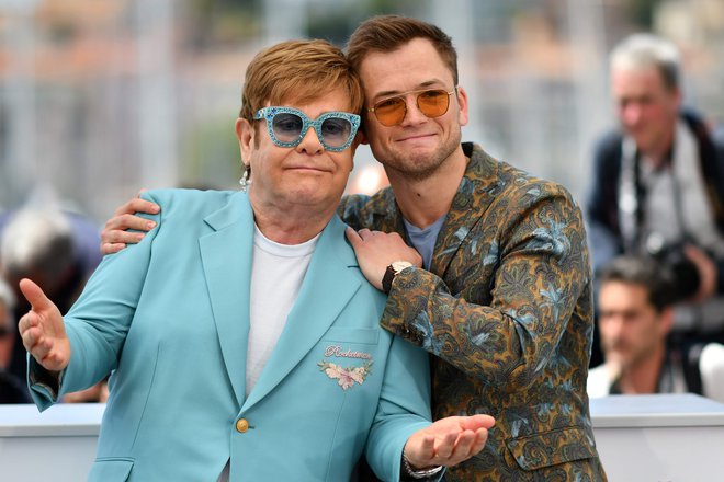 Na fotografiji z igralcem Taronom Egertonom, ki ga je upodobil v filmu Rocketman. FOTO: Alberto Pizzoli/Afp