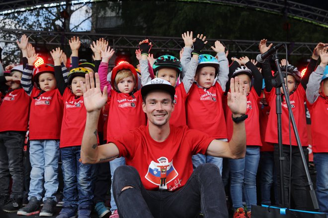 Slovenskemu športnemu prvaku so otroci iz vrtca zapeli <em>Kekčevo pesem</em>.&nbsp;FOTO: Jože Suhadolnik