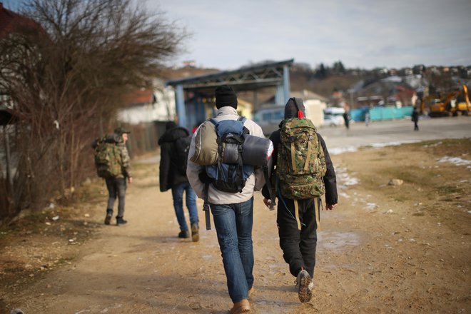 Skupina beguncev na avtobusni postaji čaka prevoz v Bihać. FOTO: Jure Eržen/delo