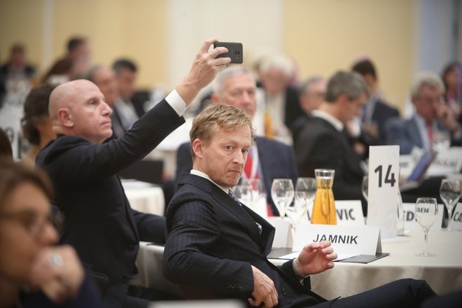 Poslovnež Borut Jamnik (v sredini). FOTO: Jure Eržen/Delo