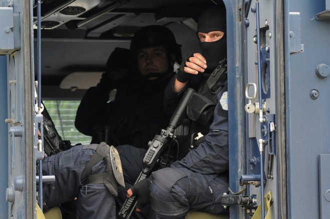 Na sever Kosova je danes vdrlo več kot sto do zob oboroženih pripadnikov posebnih enot kosovske policije z oklepnimi vozili. FOTO: Laura Hasani/Reuters