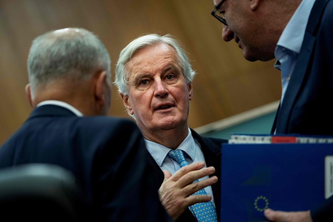 &raquo;Delamo, delamo,&laquo; je <strong>Michel Barnier</strong> dejal ob odhodu s sestanka z veleposlaniki članic EU. Pogajanja se bodo torej še nadaljevala. FOTO: Kenzo Tribouillard/AFP