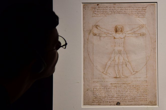Lenardo da Vinci je risbo&nbsp;Proporci človeškega telesa po Vitruviju, znano tudi kot&nbsp;Vitruvijski človek, ustvaril okoli leta 1490. FOTO: Giuseppe Cacace/AFP