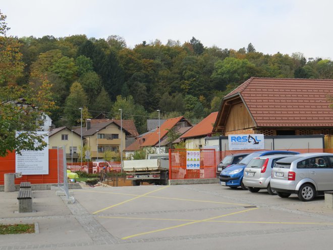 Središče Iga je postalo veliko gradbišče. FOTO: Bojan Rajšek/Delo