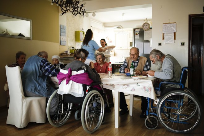 Z denarjem za neuporabne študije bi lahko zgradili tudi do deset domov za starejše, opozarjajo opozicijski poslanci. Foto Uroš Hočevar