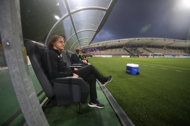 Safet Hadžić bo v soboto prvo od treh tekem kazni spremljal s sedeža na tribuni Stožic. FOTO: Tadej Regent/Delo