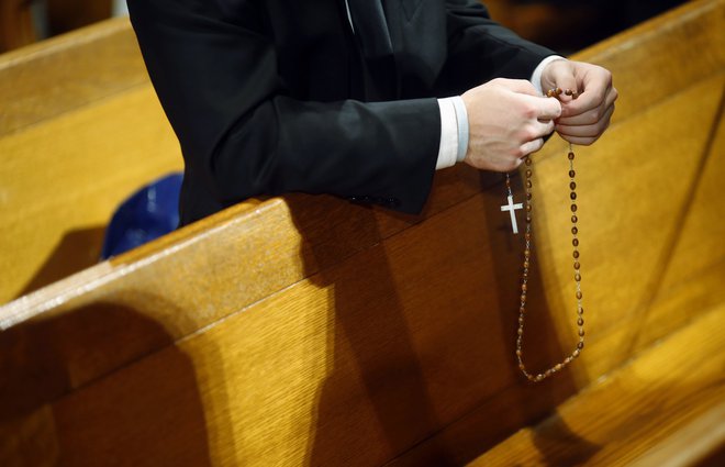 Se bo tradicionalni rožni venec nekoč poslovil? FOTO: Reuters