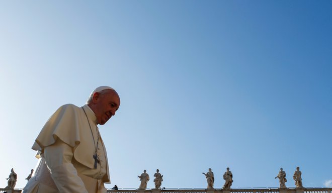 Papež Frančišek med svojo redno tedensko avdienco v Vatikanu. FOTO: Reuters/Remo Casilli&nbsp;