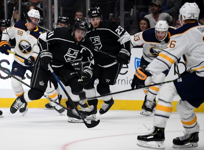 Anže Kopitar ostaja pri osmih točkah v sezoni. FOTO: Harry How/AFP