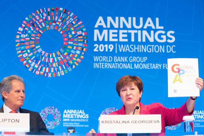 Nova direktorica IMF Kristalina Georgieva skupaj z namestnikom Davidom Liptonom predstavlja prioritete ob začetku letnega zasedanja IMF in Svetovne banke v Washingtonu. Foto Stephen Jaffe Afp