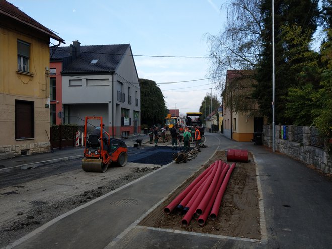 Asfaltiranje Vodnikove.&nbsp;FOTO: Aleš Stergar/Delo