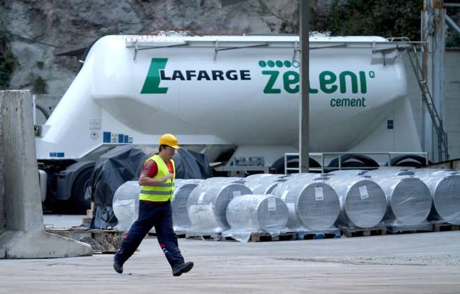 V trboveljski cementarni za razliko od proizvodnje cementa v preteklosti v rotacijski peči ne bodo proizvajali vhodne surovine za pripravo cementa, tako imenovani klinker, ampak ga bodo dovažali iz Avstrije. Foto Joze Suhadolnik