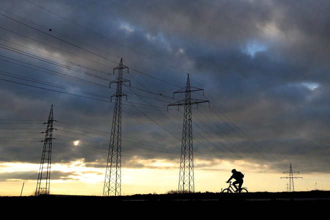 Nakupi električne energije, ki jih je opravil HSE na tujih trgih zradi izpada šestega bloka Teš, niso vplivali na cene električne energije na položnicah gospodinjstev.&nbsp;<br />
<br />
FOTO: Tomi Lombar