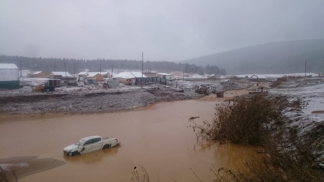 Več kot deset ljudi je pogrešanih. FOTO: Via Reuters