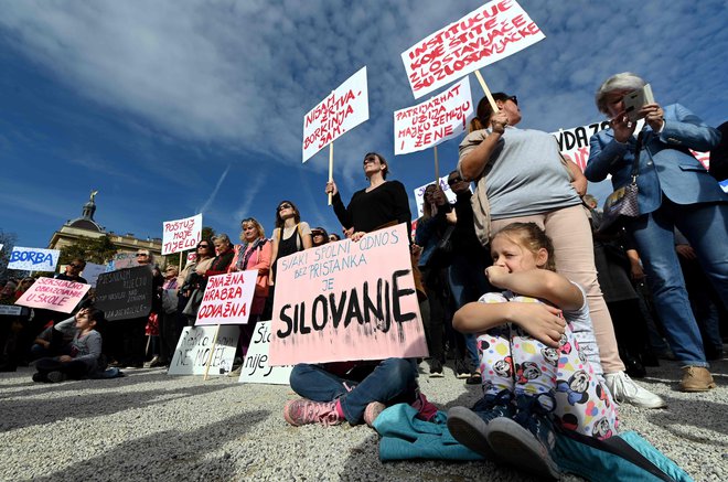 Izpustitev peterice osumljencev za večkratno skupinsko posilstvo 15-letne mladoletnice iz okolice Zadra, ki je trajalo več kot leto dni, je bila povod za današnji množični protest. FOTO: Denis Lovrović/AFP